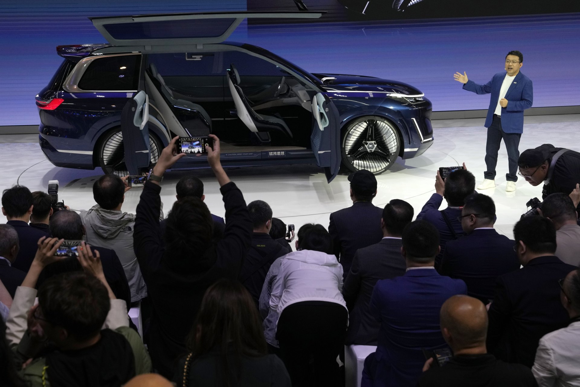 Джери Ган, главен изпълнителен директор на Geely Auto Group, разкрива Galaxy Starship, нов технологичен водещ SUV прототип, управляван от AI, по време на Auto China 2024 в Пекин, четвъртък, 25 април 2024 г. 