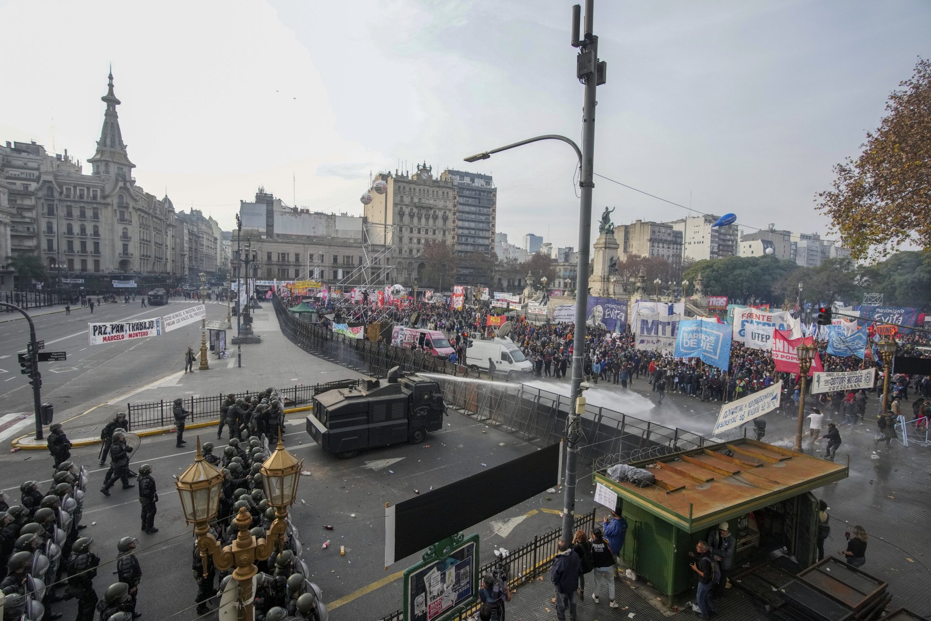 Полицаи заливат с водни струи протестиращи пред сградата на Конгреса в Буенос Айрес, докато депутатите вътре разискват законопроект за реформи, внесен от аржентинския президент Хавиер Милей, 12 юни 2024 г. 