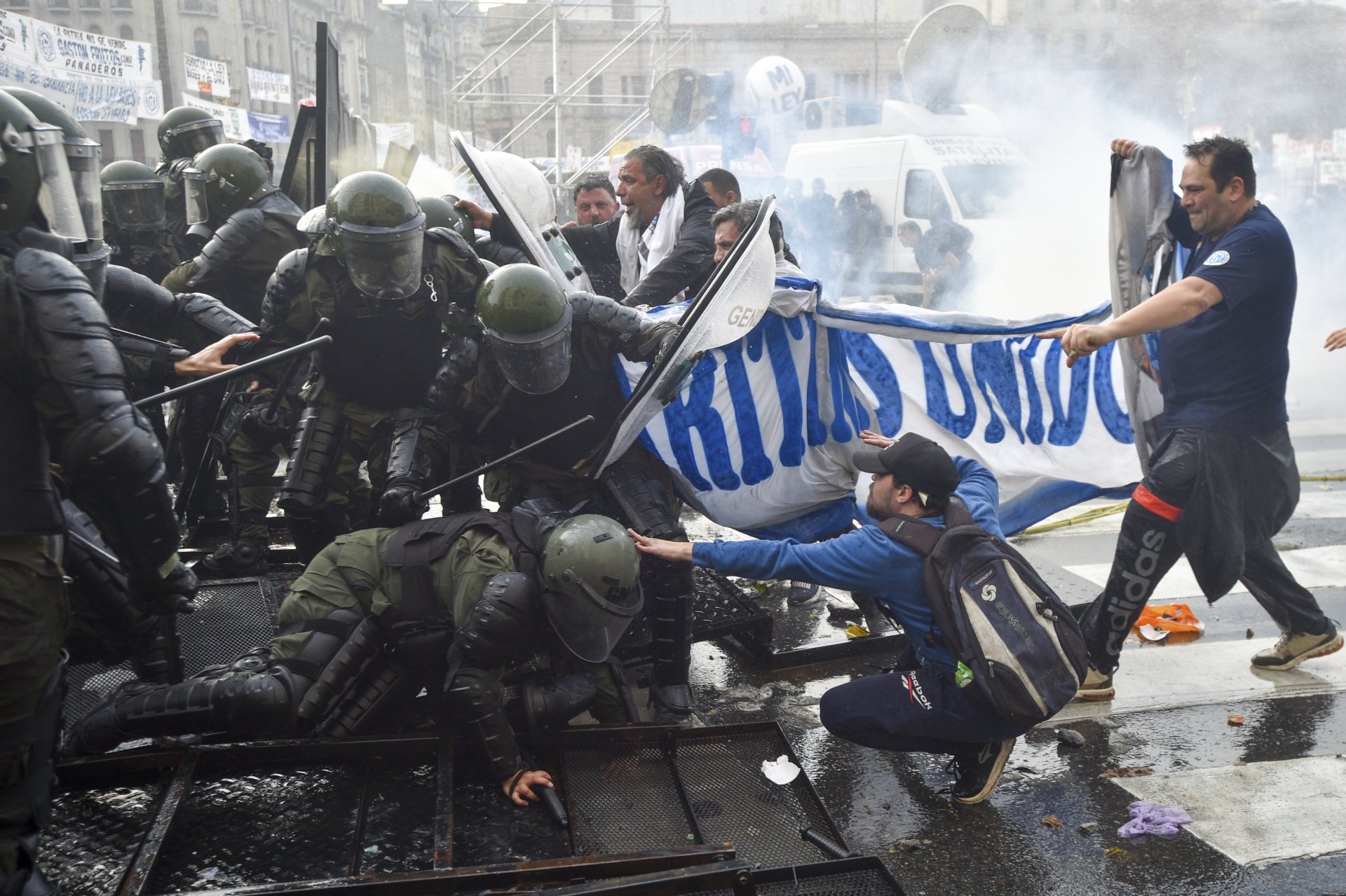 Размирици в Буенос Айрес, докато Сенатът приема законопроекта на президента Милей 