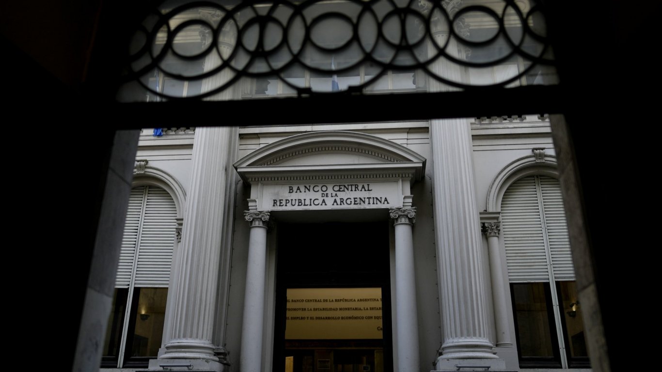 В турбулентен за Аржентина ден директорът на централната банка подаде оставка