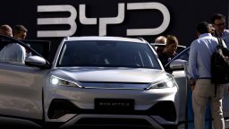 Китайската BYD ще измести Tesla като най-голям производител на електромобили