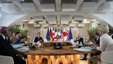  Безсилни у дома, лидерите на Г-7 се опитват да решат глобални проблеми