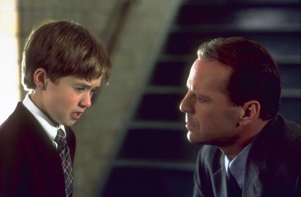 [Migrated image] https://i.dir.bg/kino/films/1374/still-of-bruce-willis-and-haley-joel-osment-in-the-sixth-sense-(1999)-large-picture.jpg