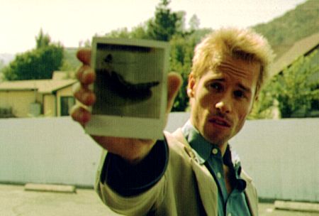 [Migrated image] https://i.dir.bg/kino/films/1183/Memento_Guy_Pearce.jpg