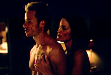 [Migrated image] https://i.dir.bg/kino/films/1183/Memento_Guy_Pearce_Carrie-Anne_Moss.jpg