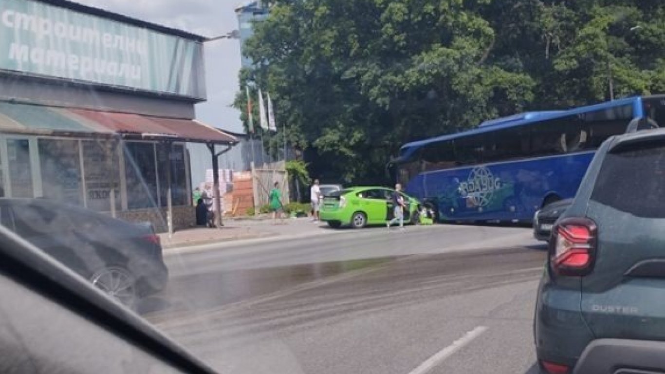 Автобус с деца и такси се удариха в София, има пострадал