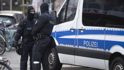 Германската полиция откри 900 патрона и наркотици при операция срещу екстремисти