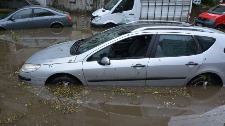 Обявяват бедствено положение в Нова Загора след силната буря