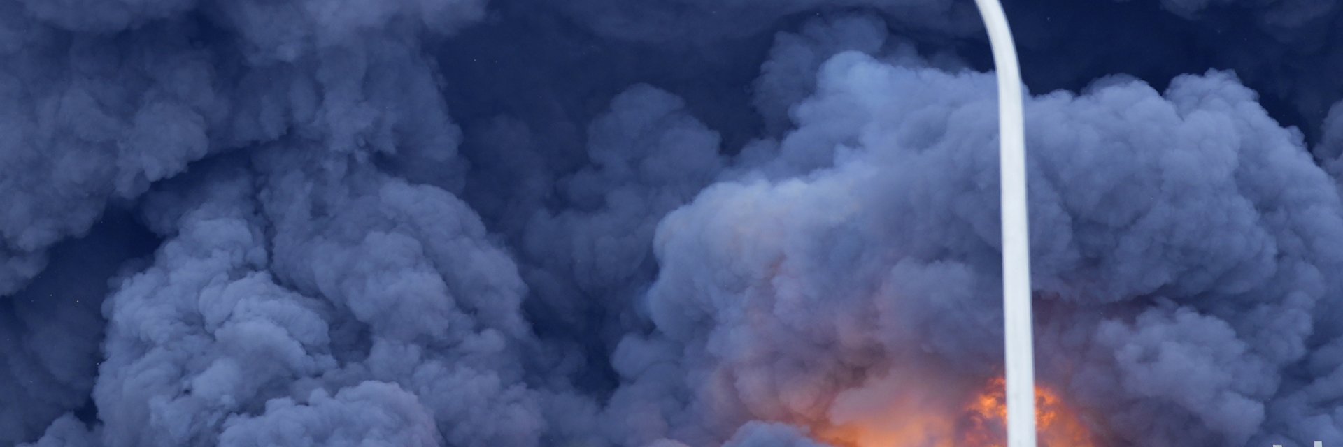 Пожар бушува над 10 часа в товарната зона на летището в Брюксел (видео)