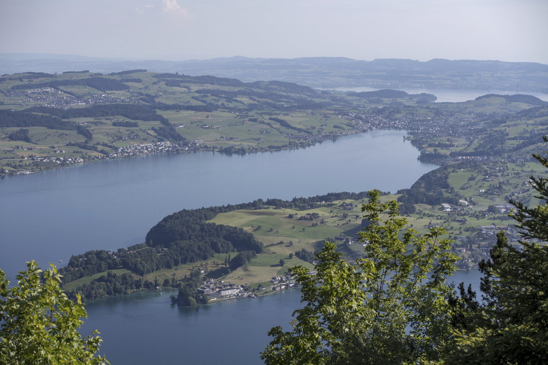 Изглед към Люцернското езеро от Бюргенщок, Швейцария, където ще се проведе срещата на върха за мир в Украйна