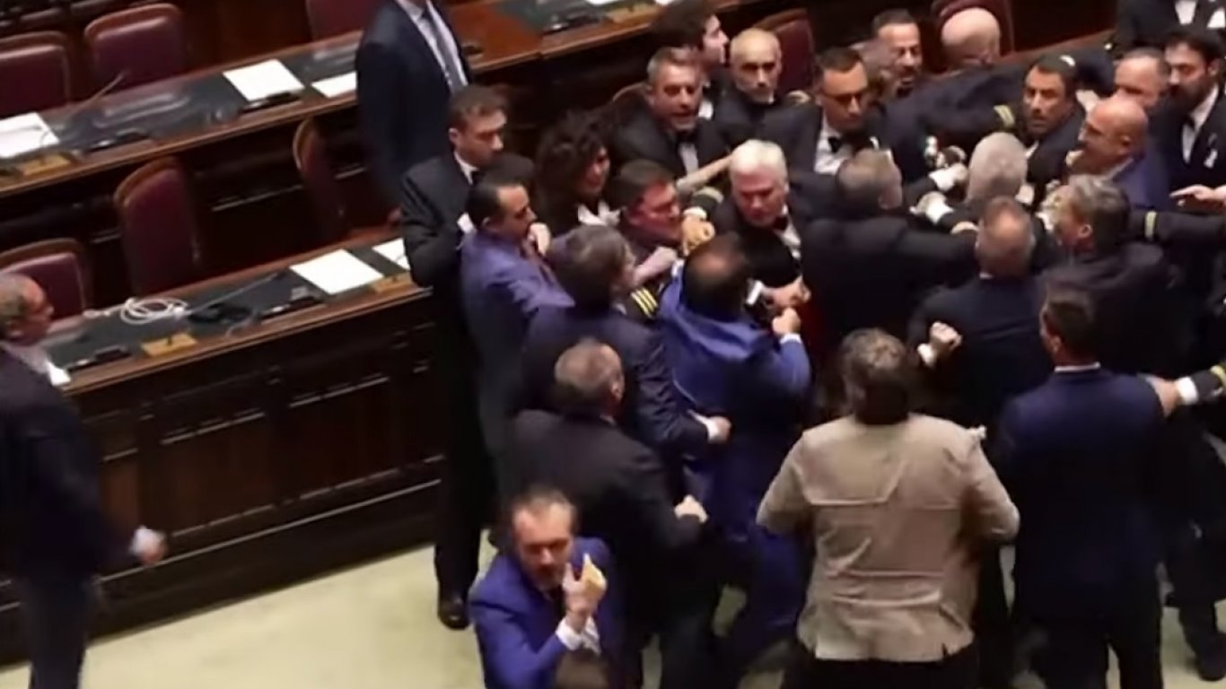 Отстраниха временно 11 депутати заради боя в парламента в Италия