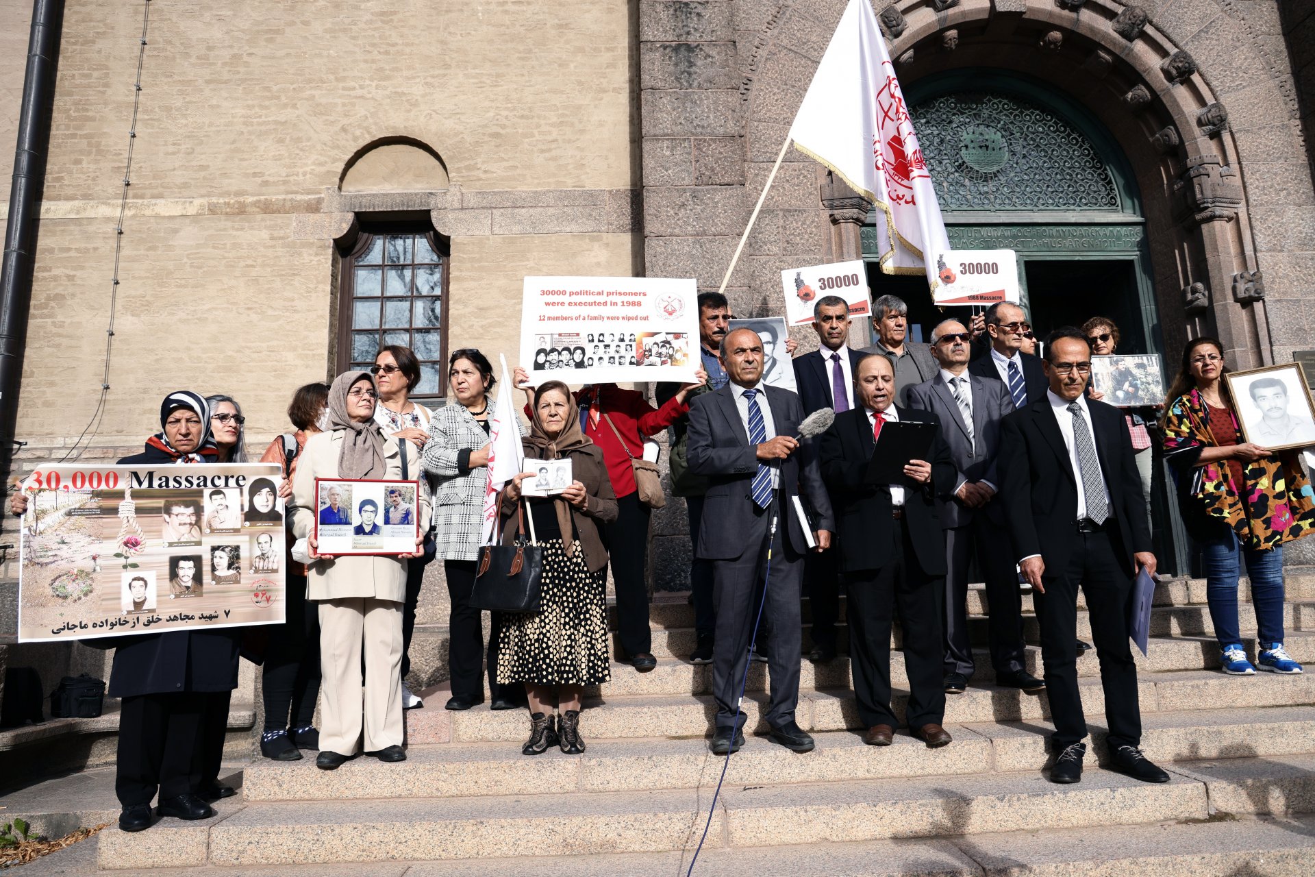 Протестиращи в първия ден от съдебния процес срещу Нури, август 2021 г. 