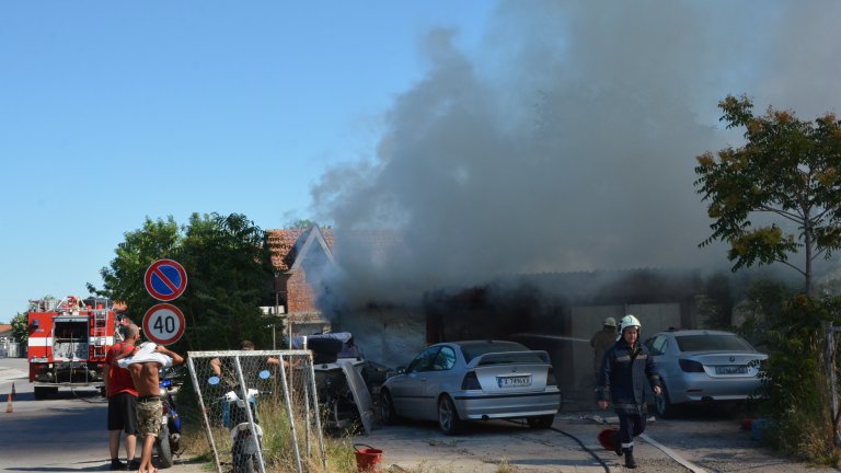 Пожар избухна в автосервиз край Хасково