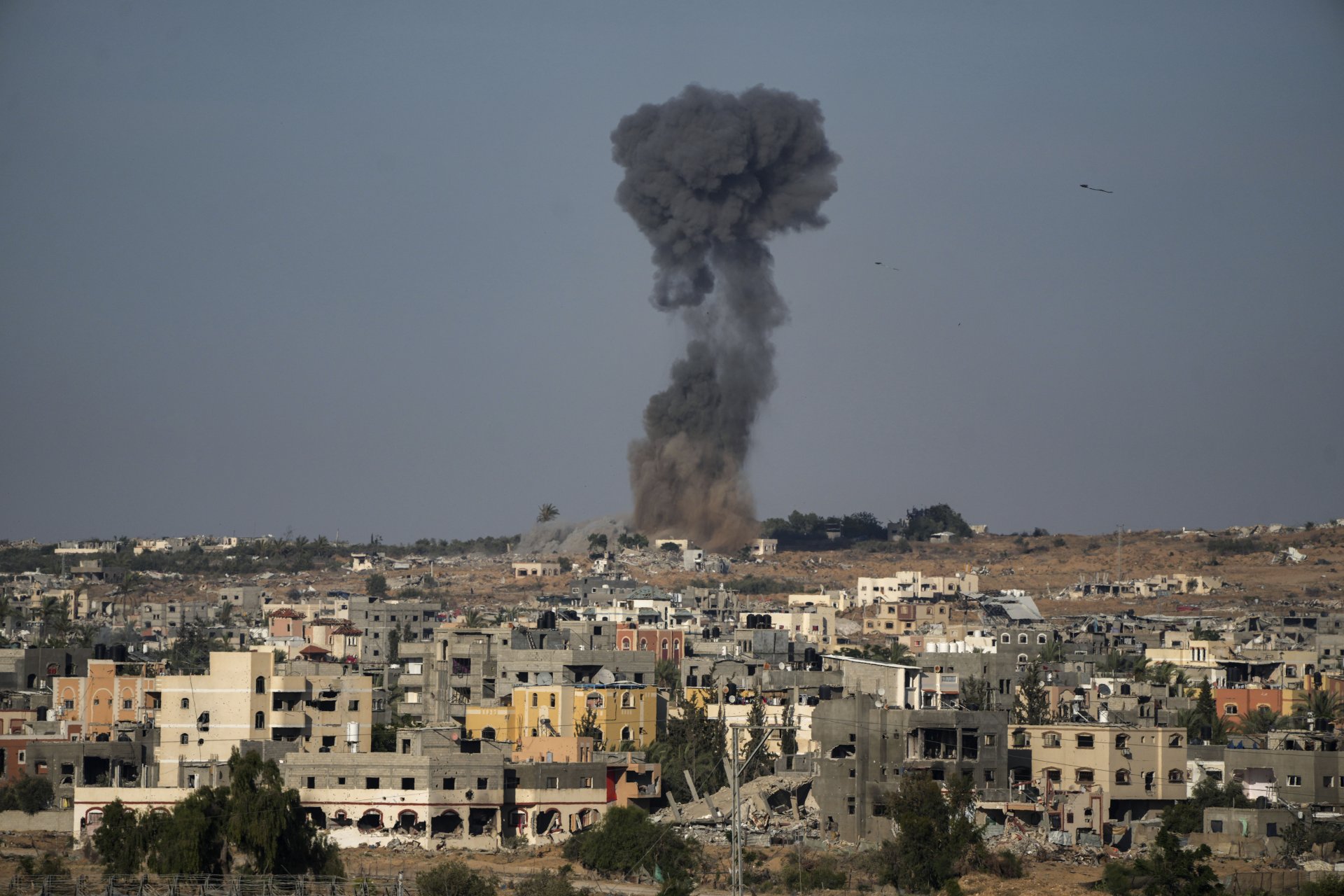 Пушек се вдига над град Рафах, който се намира в южната част на ивицата Газa