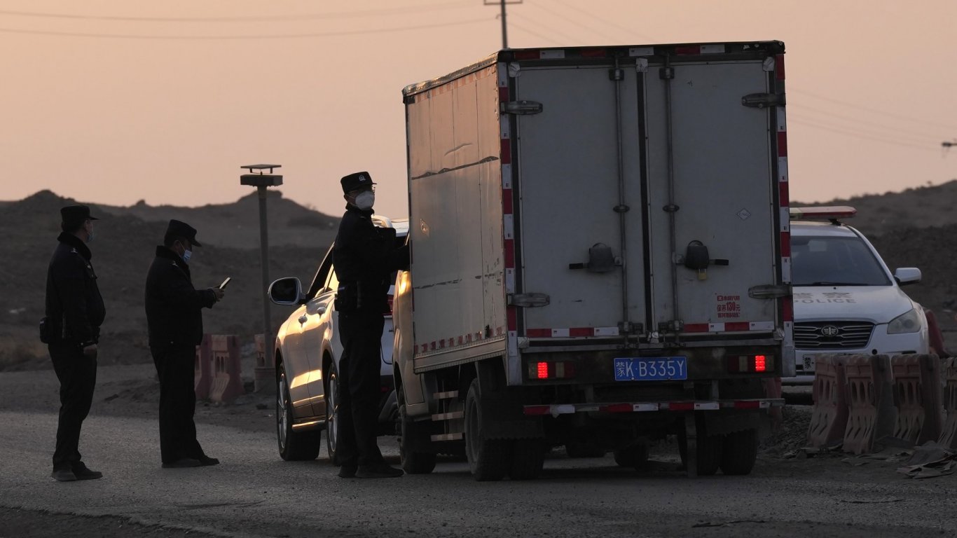 Осем души се задушиха в хладилен камион в Китай