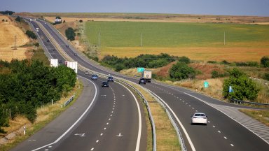 Заради ремонт на пътната настилка движението в два участъка от