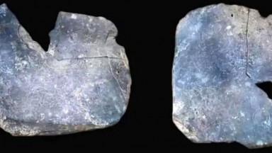 Археолози откриха плочка с гравюри и палеоазбука в Испания