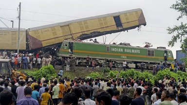 15 души загинаха при влакова катастрофа в Индия, машинист не видял семафора (снимки)