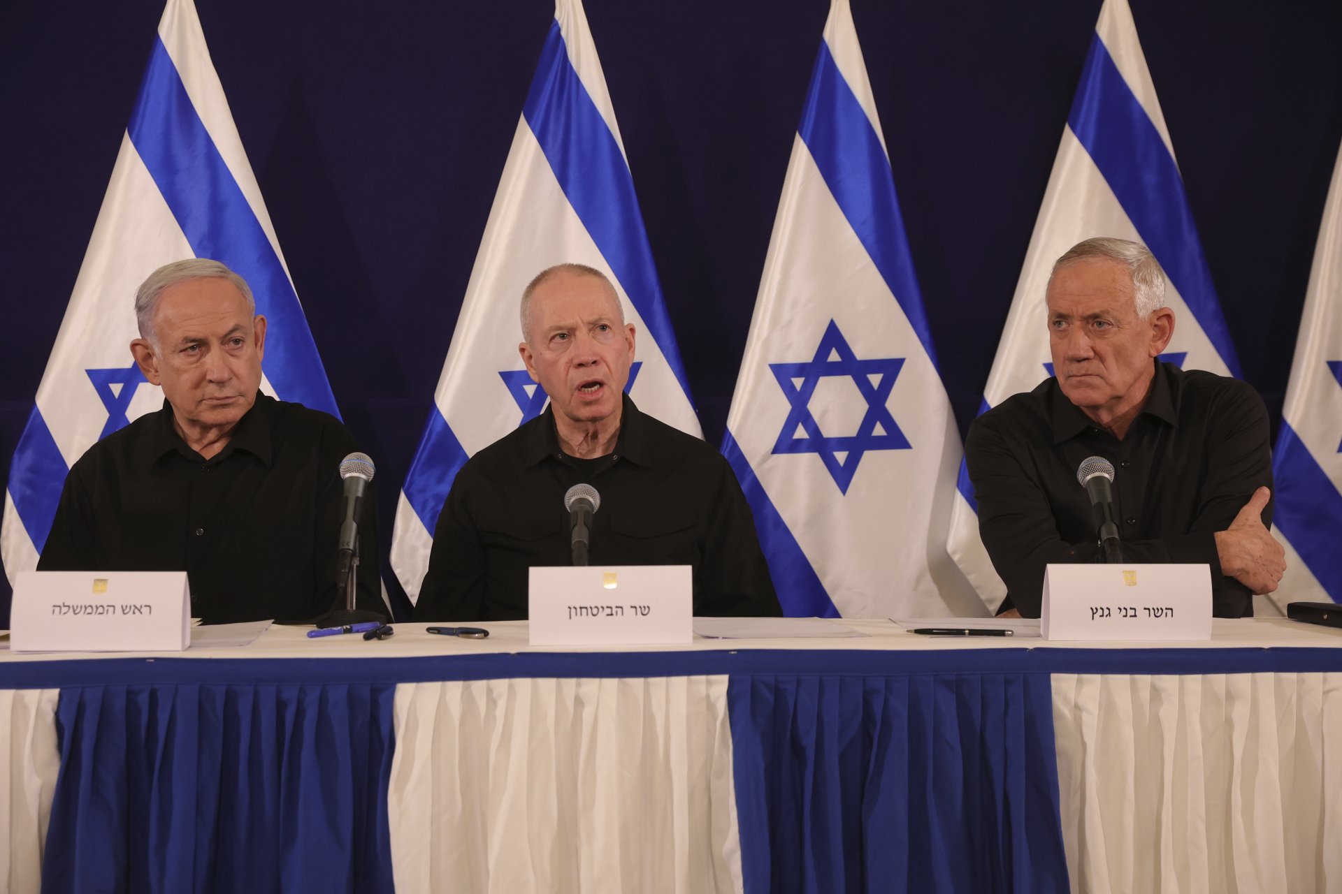 Израелският министър-председател Бенямин Нетаняху заедно с членовете на военновременния кабинет Йоав Галант - министър на отбраната, и Бени Ганц