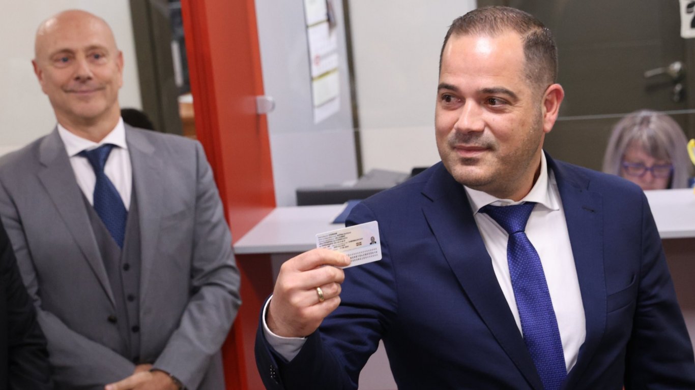 Калин Стоянов пръв даде пръстов отпечатък за нова лична карта, не е канен в кабинет на ГЕРБ