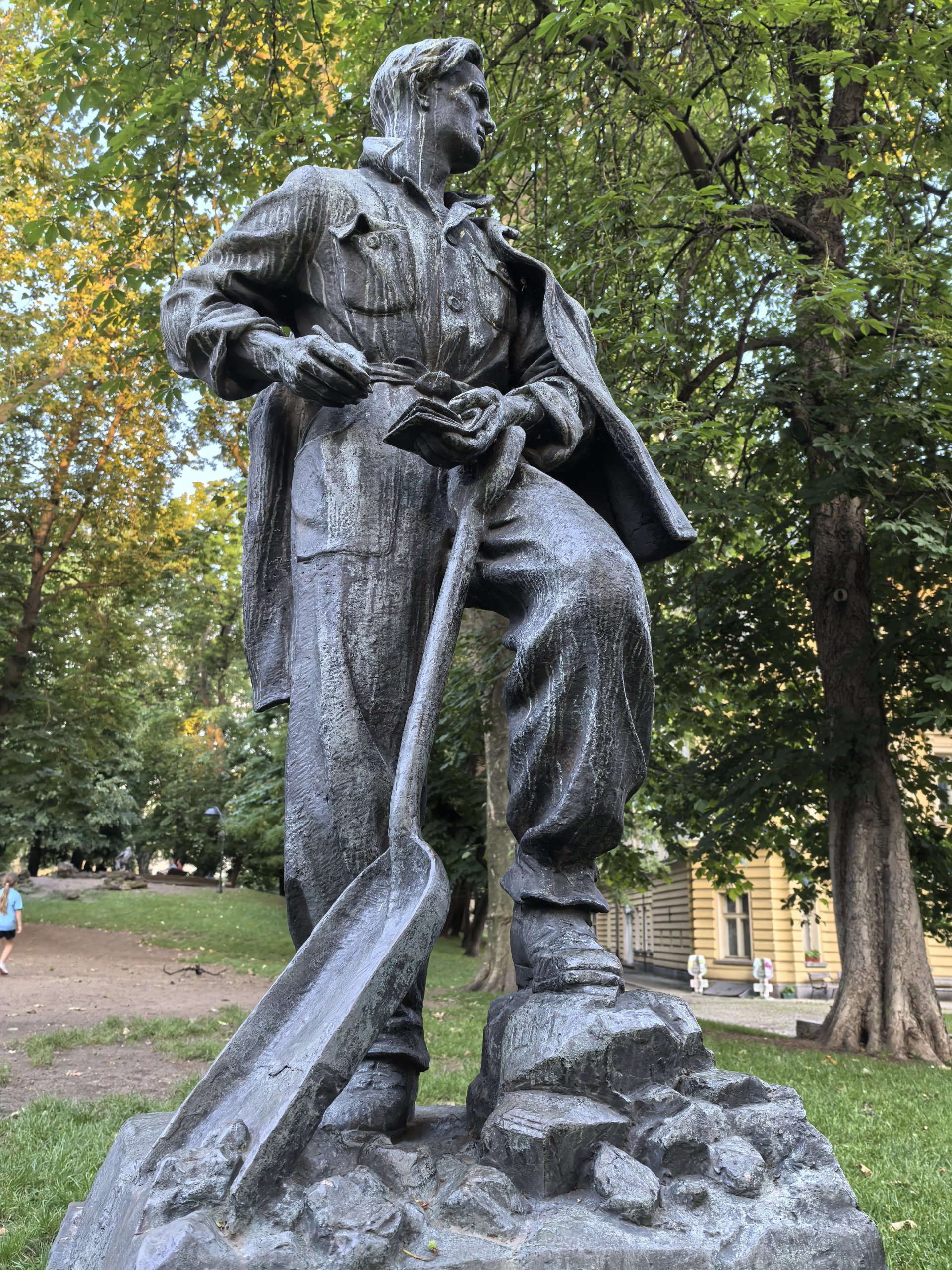 Паметника на Вапцаров зад Двореца в София