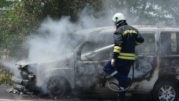 Кола пламна в движение на пътя Димитровград-Хасково