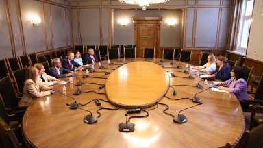 Първа среща за кабинет, ГЕРБ и ДПС седнаха на масата на преговорите (снимки)