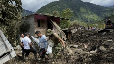 Жертви и десетки изчезнали след мащабно свлачище в Еквадор 