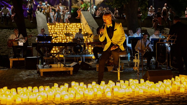 Рекордните 17 000 свещи озаряват концерта на Боби Вълчев в Античния театър