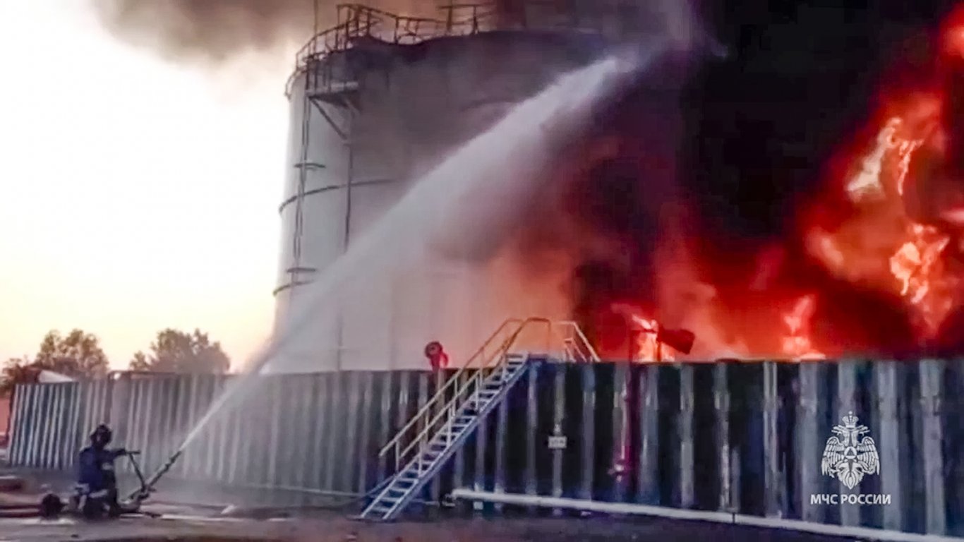 Горят петролни складове в руската Ростовска област след атака с дронове (снимки/видео)