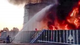 Горят петролни складове в руската Ростовска област след атака с дронове (снимки/видео)