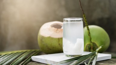 Леката кокосова вода, която умее да хидратира тялото по най-добрия начин