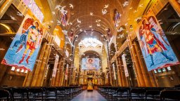 Художникът Диан Костов откри грандиозна изложба в най-голямата базилика в Брюксел