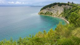 Малък каменист плаж на словенското крайбрежие е обявен за един от най-добрите в света 