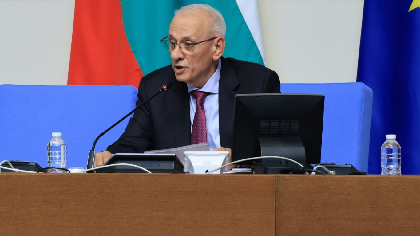 Силви Кирилов удари парламентарния звънец: Живеем във време разделно