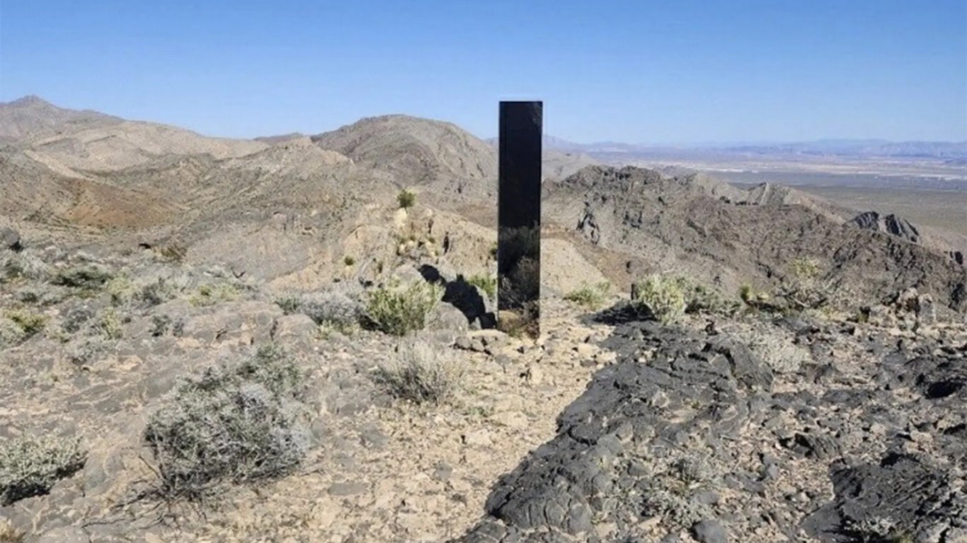 Мистериозен монолит се появи в пустинята Невада (видео)