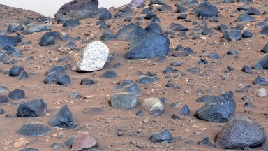 Марсоход на НАСА откри невиждани досега камъни на Марс