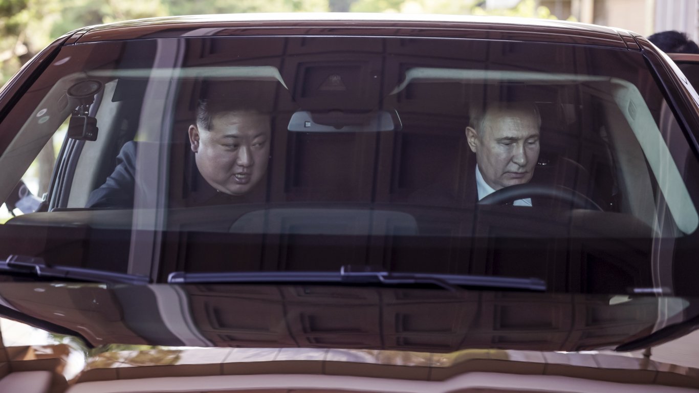  Путин подари на Ким още една руска лимузина "Аурус" и лично го повози на нея в Пхенян (видео)