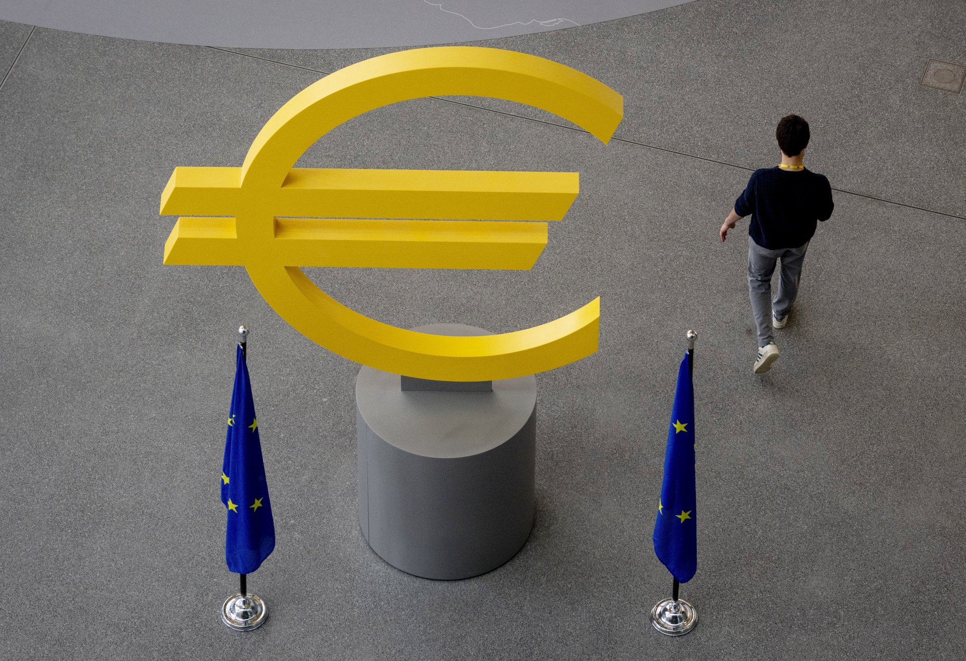 Символът на еврото, поставен върху постамент на входа на Европейската централна банка във Франкфурт