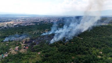 Пожар е избухнал в близост до вилната зона в Казанлък (видео)