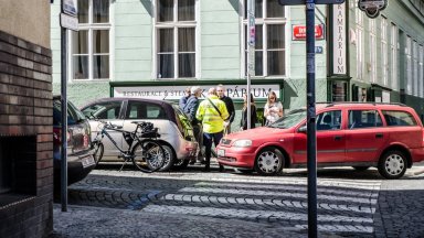 Пиян рани с нож трима мъже на бензиностанция в Прага