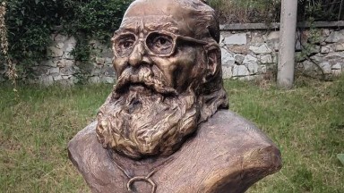 Откриха паметник на отец Атанас Аролски в село Хвойна