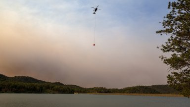 Двама души загинаха в горските пожари в американския щат Ню Мексико, а 500 домове са изгорели