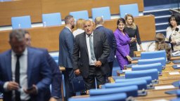 На живо в Dir.bg: Депутатите гласуват проектокабинета на ГЕРБ