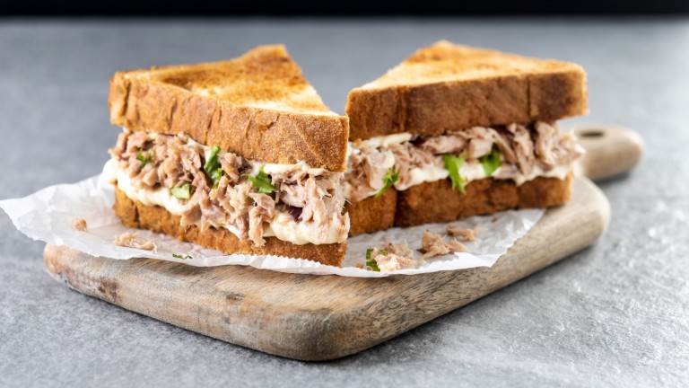 Само за 10 минути: Свежи сандвичи със салата от риба тон