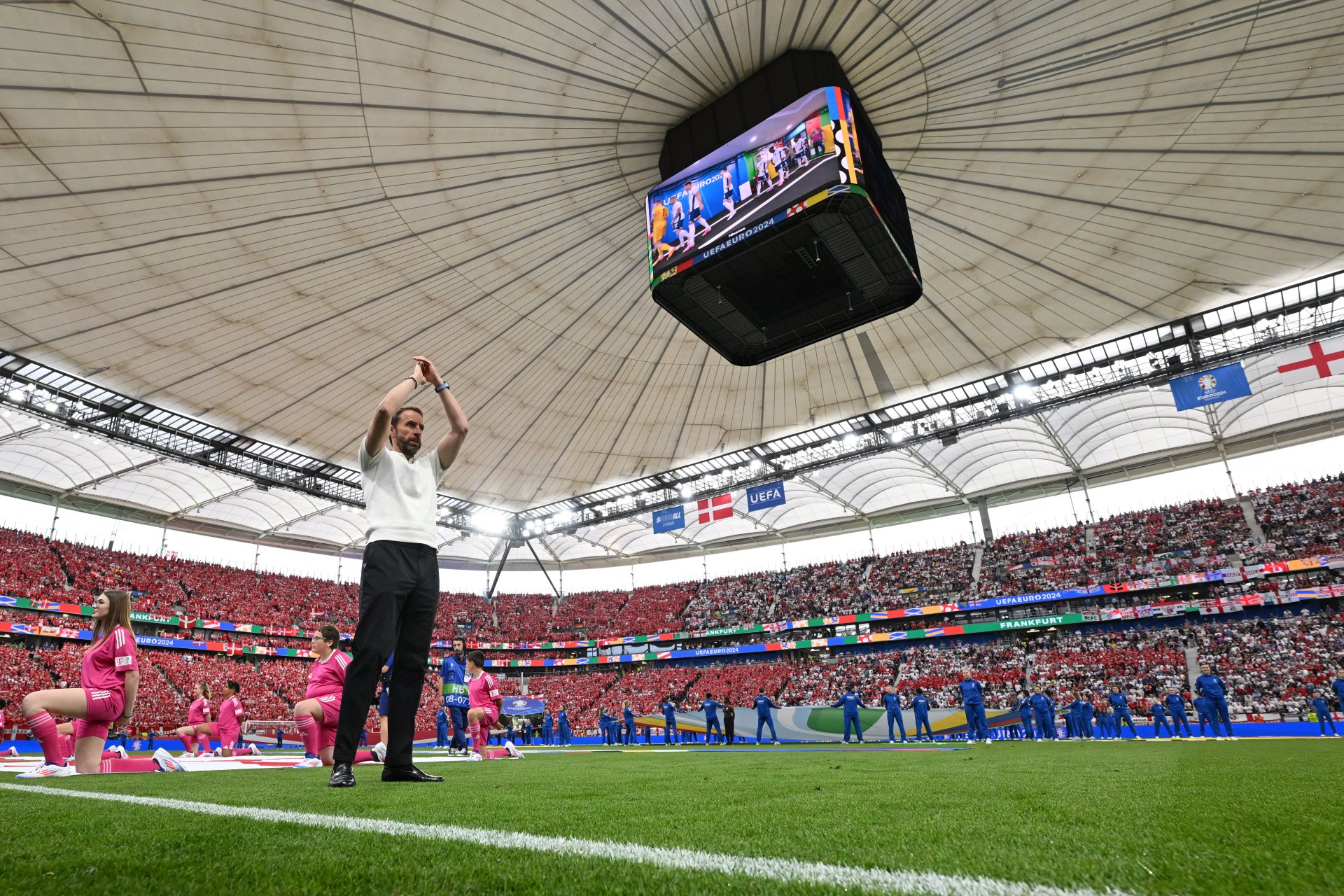 Гарет Саутгейт на фона на затворения стадион във Франкфурт. Той е най-критикуваният човек на Евро 2024