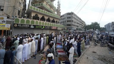 Гневна тълпа подпали полицейски участък в Пакистан и линчува мъж заради богохулство