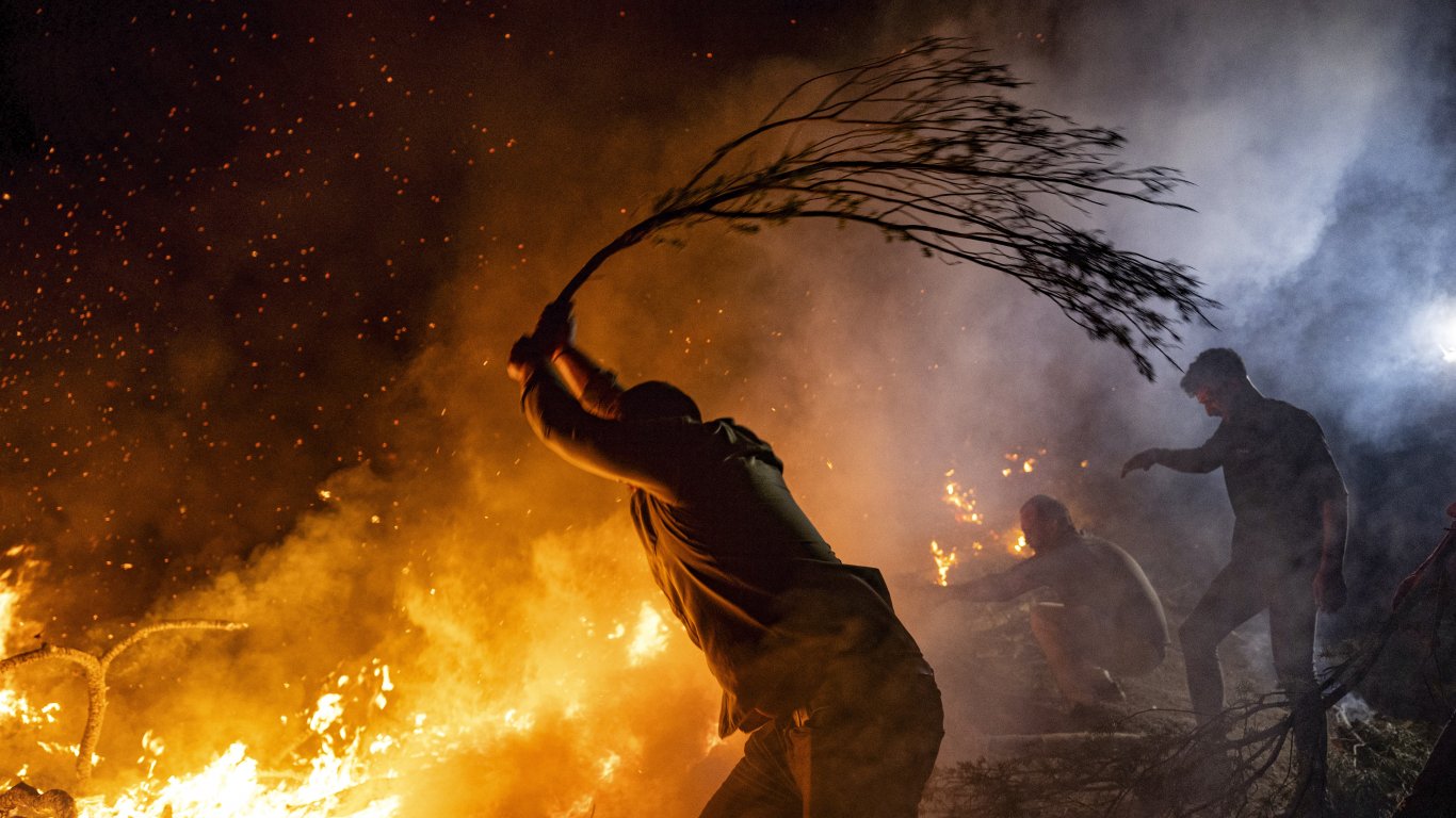 Евакуират туристи от три гръцки острова заради пожари