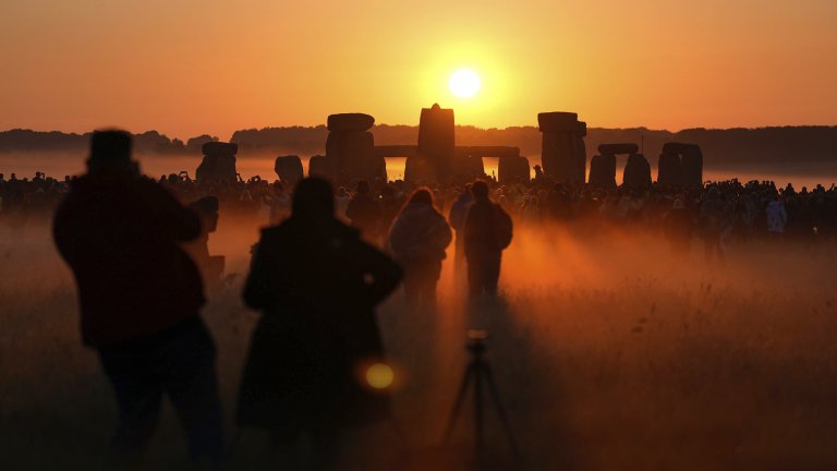 Над 15 000 души посрещнаха лятното слънцестоене на Стоунхендж (видео и снимки)