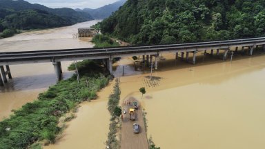 Исторически наводнения потопиха части от Китай и взеха десетки жертви (видео)